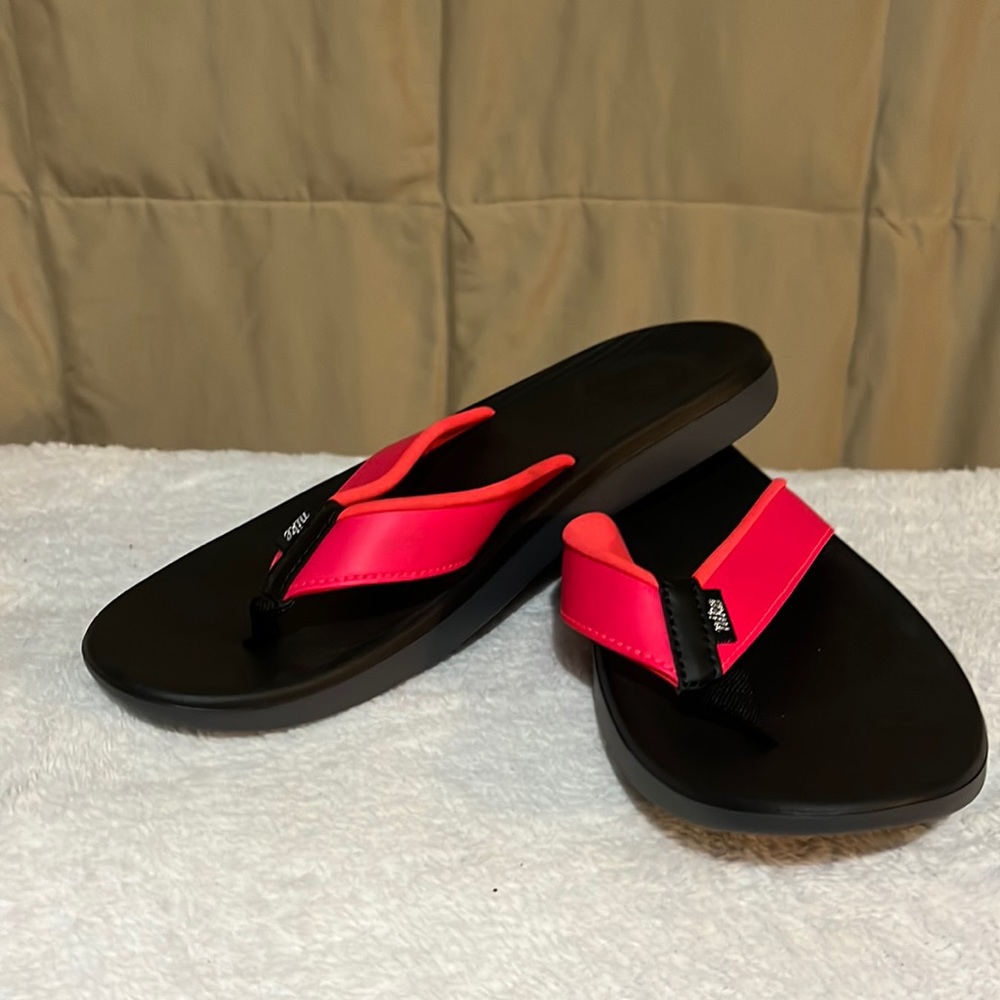 Women’s Nike pink and black flip flops size 9 - used in great condition